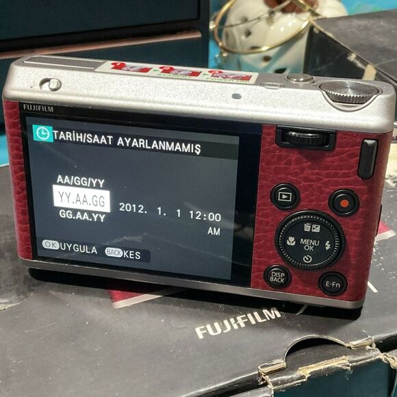 Fujifilm XF1 12.0MP Compact Digital Camera Red - Picture 3 of 10